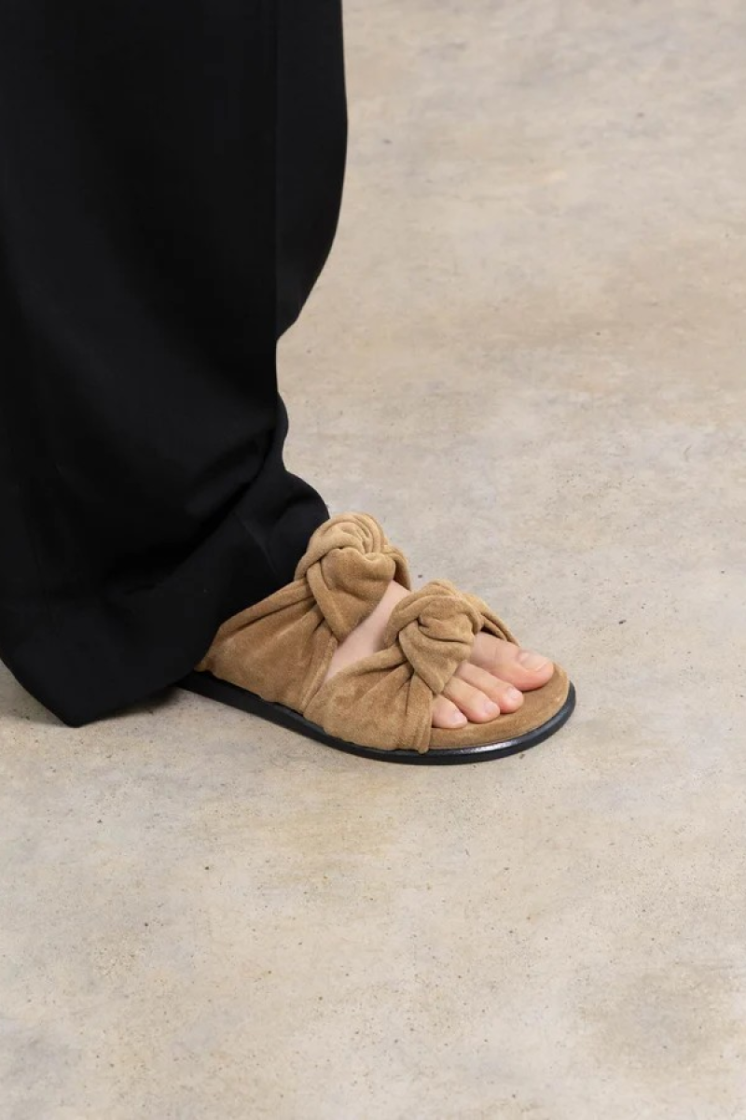  Caramel suede