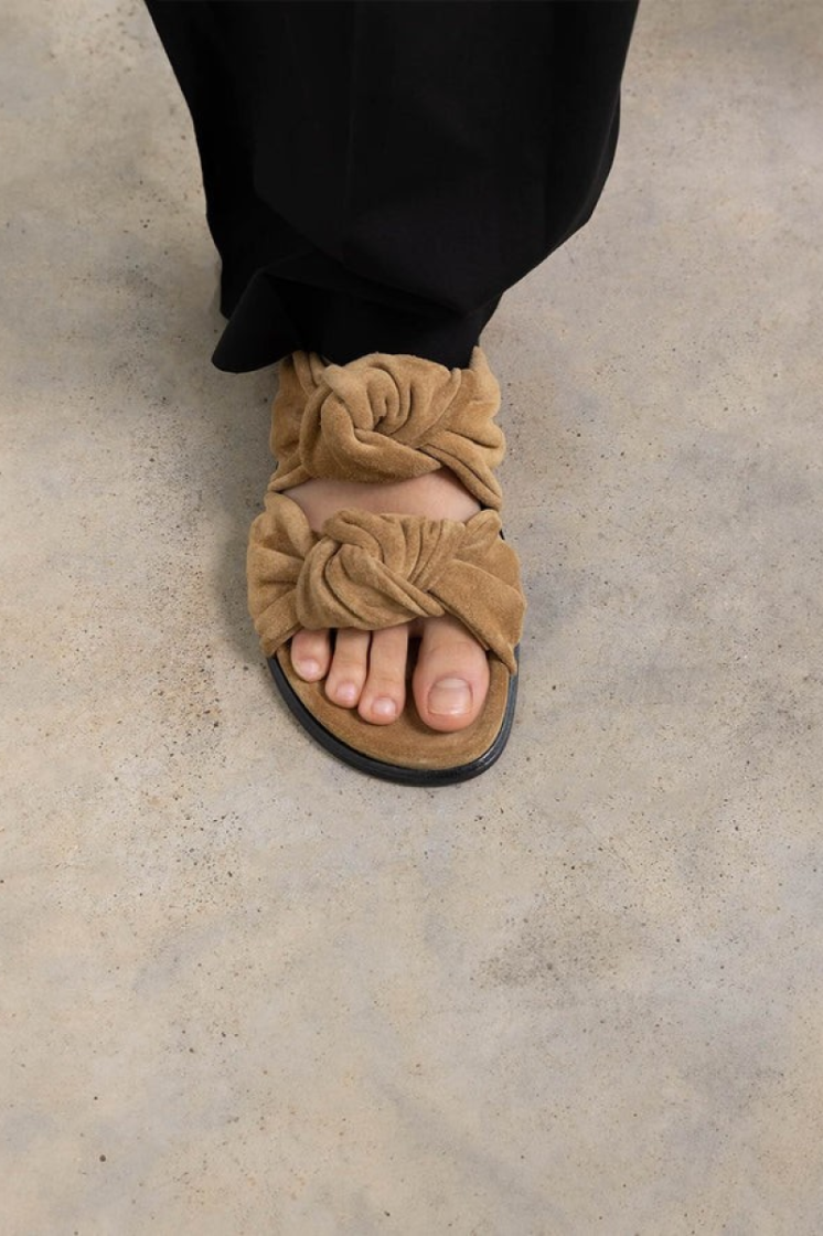  Caramel suede